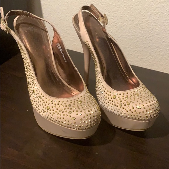 Gold high heels! - Picture 1 of 3